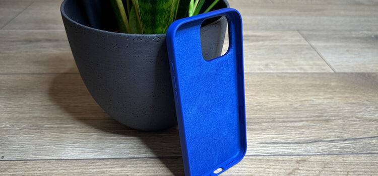 Apple Silicone Case for iPhone 16 Pro – Premium Feel with Classic Drawbacks